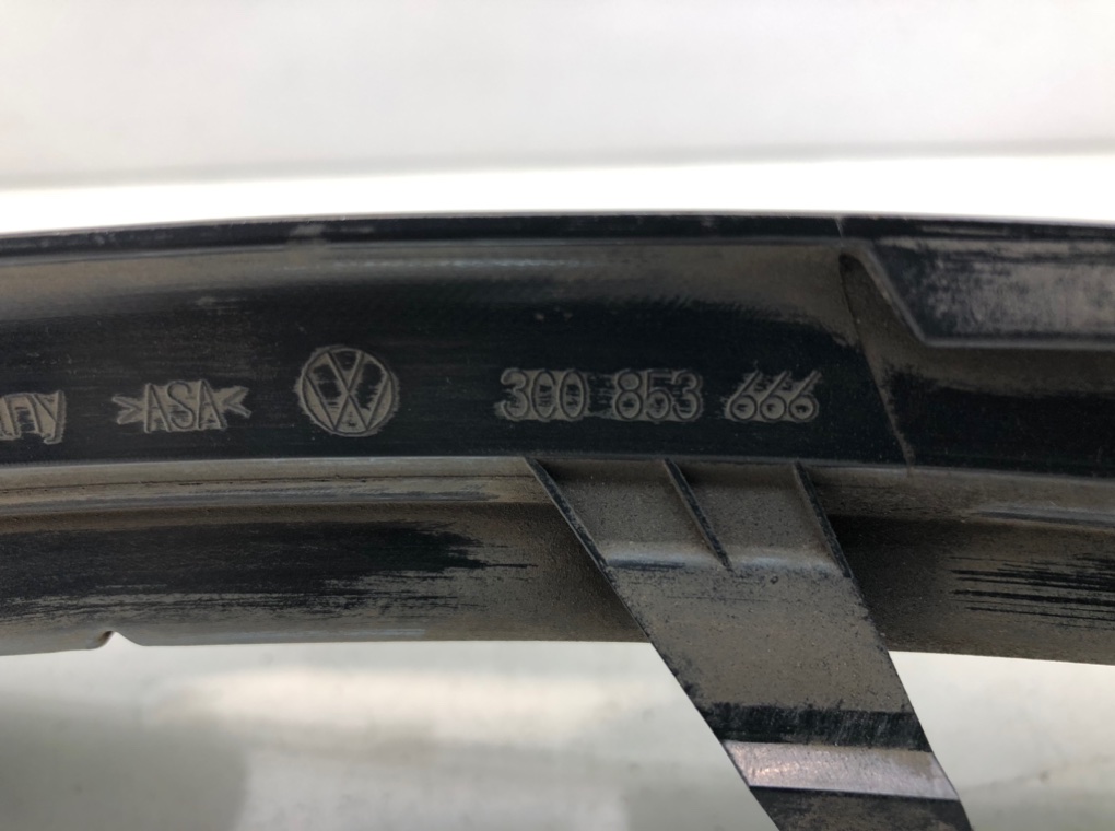 Заглушка (решетка) в бампер передний бу для Volkswagen Passat B6 2.0 TDi, 2010 г. контрактный из Европы бу