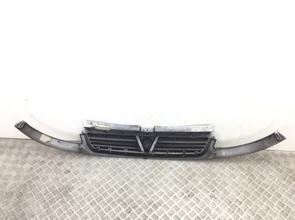 Решетка радиатора (капота) - Opel Vivaro A (2001-2014)