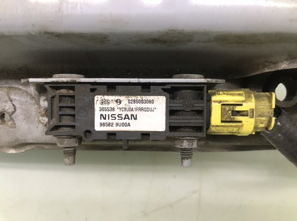 Планка под капот - Nissan Note E11 (2006-2013)