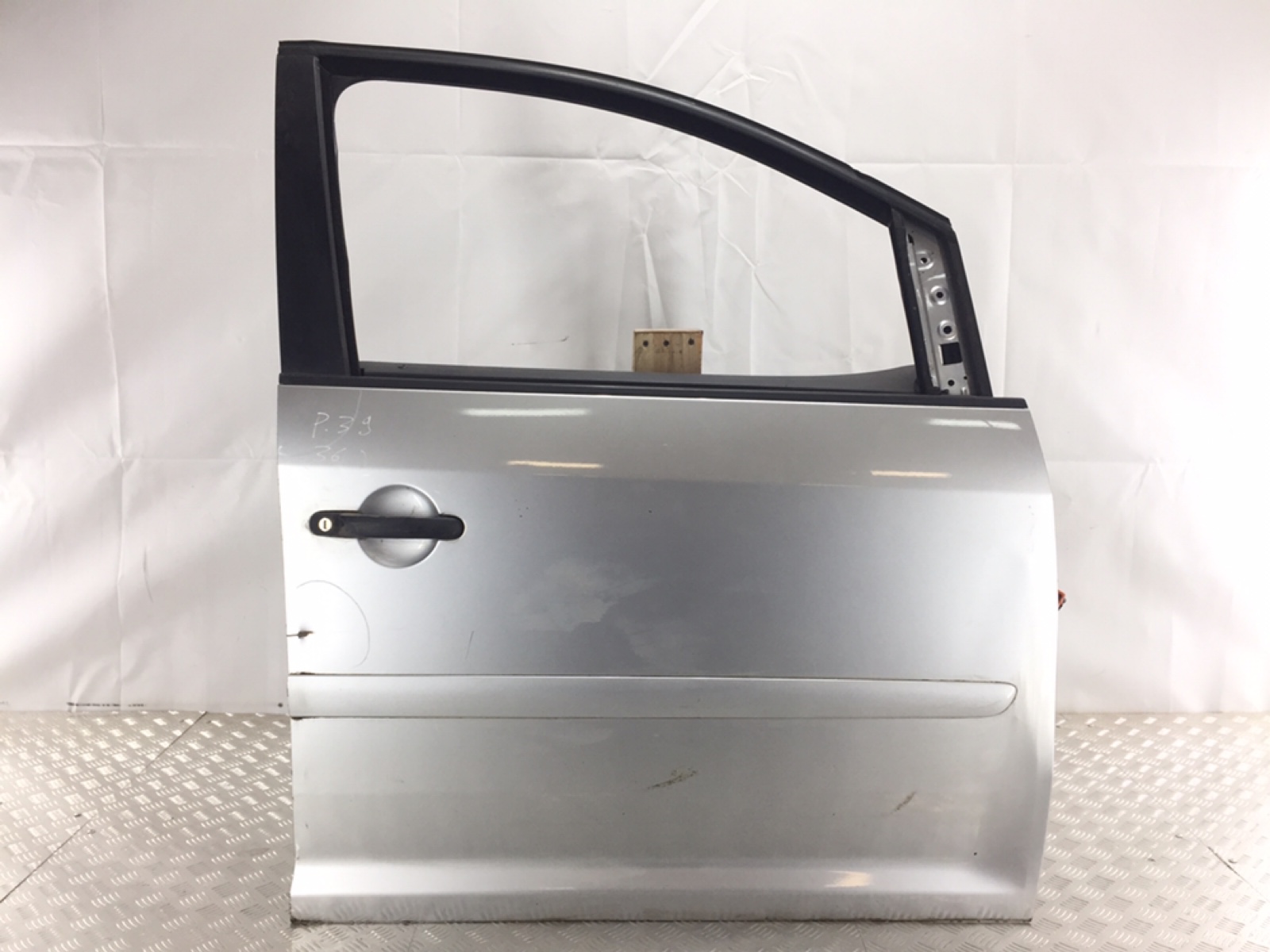 Vw touran дверь. Как открыть правую переднюю дверь на туран 2007 г. 760031c020. Двери туран правая передняя. Дверь touran.