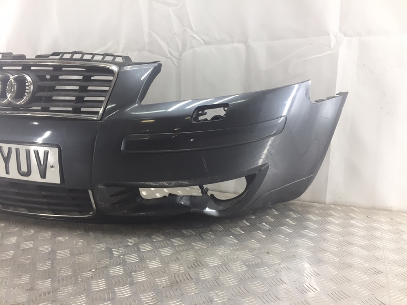 Бампер передний бу для Audi A3 8P 2.0 i,  2005 г.