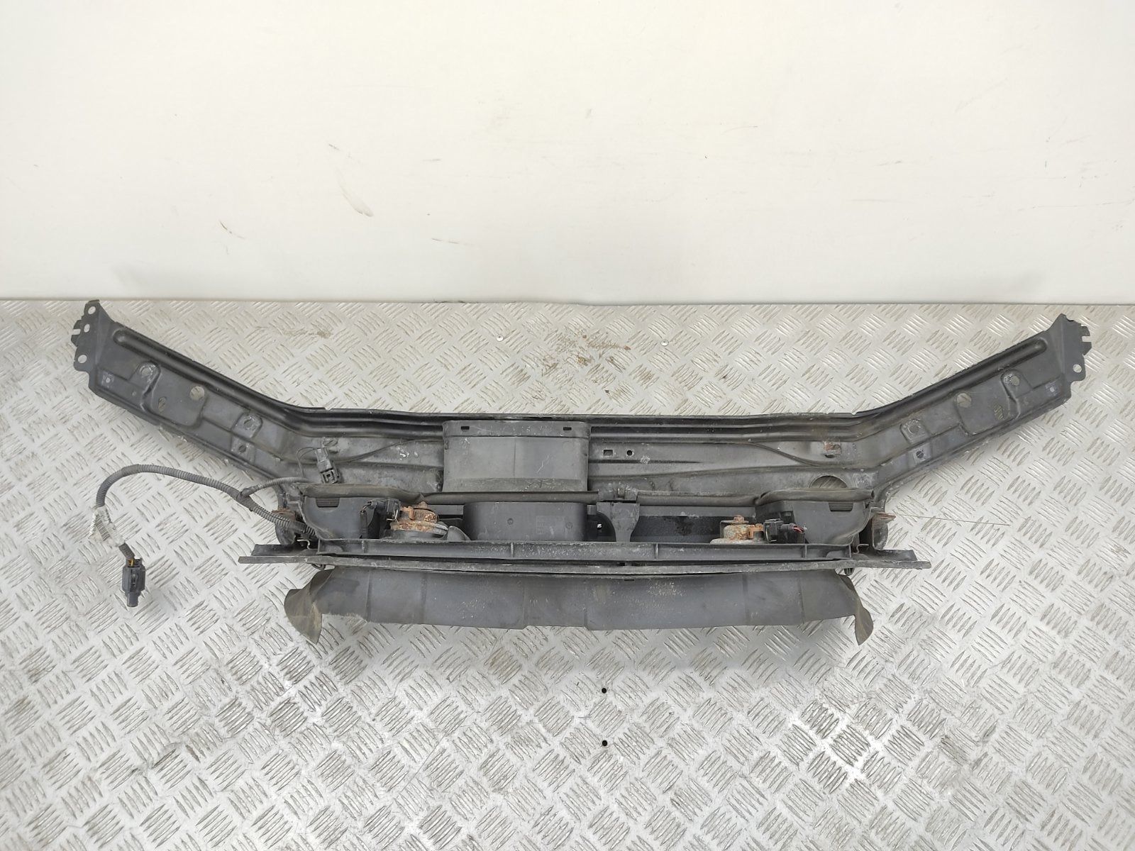 Планка под капот бу для Volvo XC70  2.4 Ti,  2001 г.