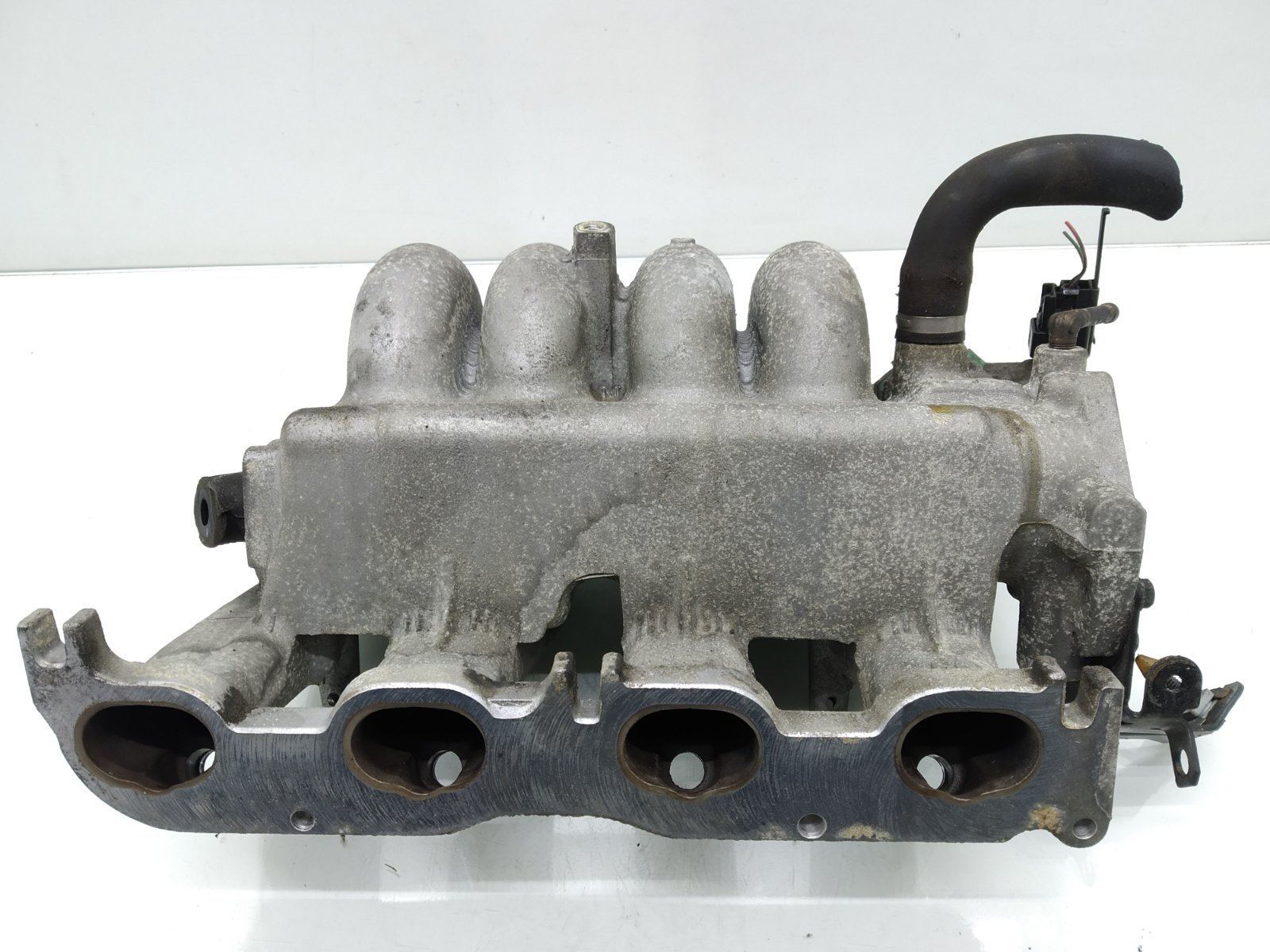 Коллектор впускной бу для Volvo V40  2.0 i,  2003 г.