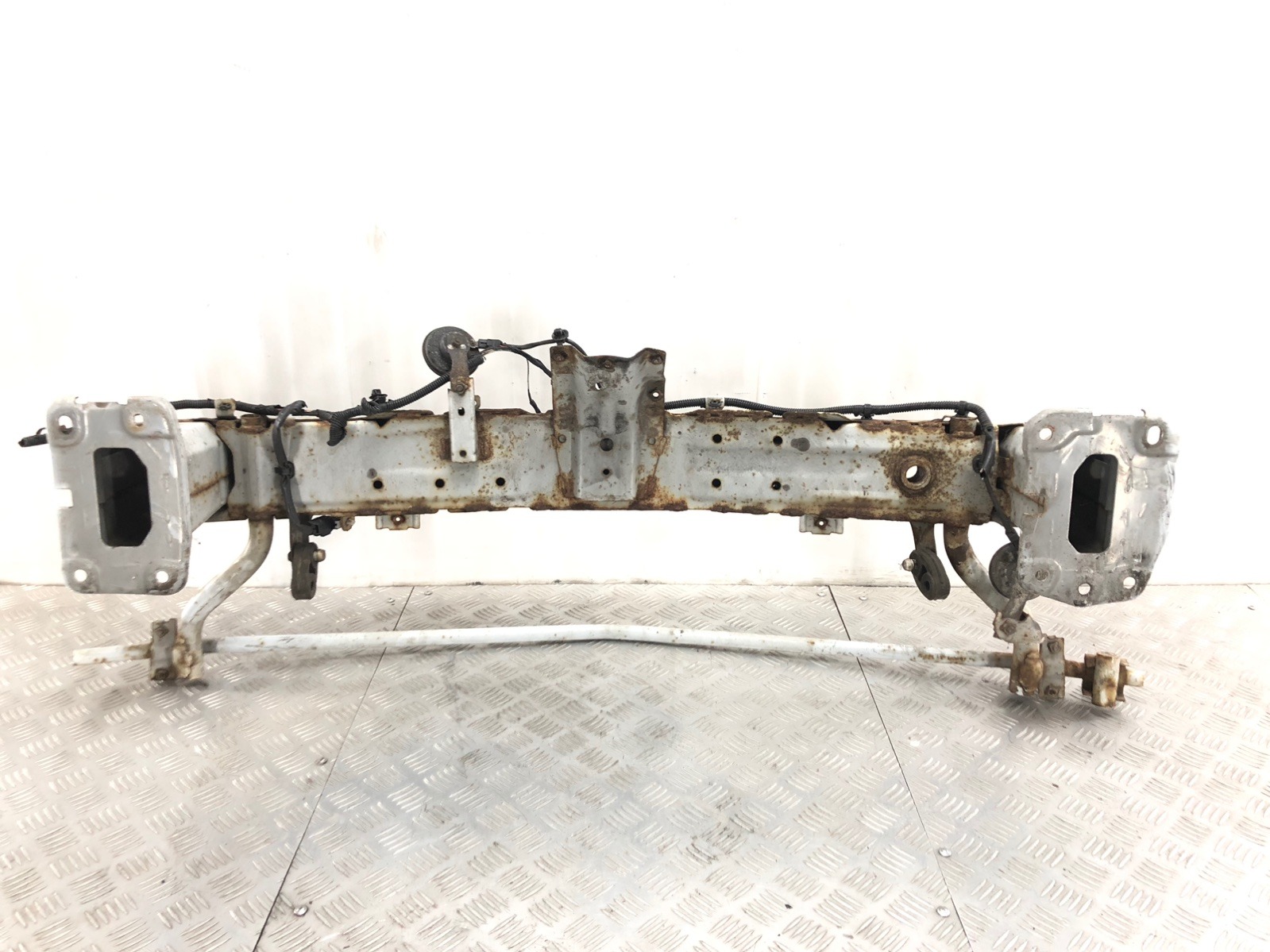 Усилитель бампера переднего бу для Ford Fiesta 1.3 i, 2007 г. Усилитель бампера переднего бу для Ford Fiesta 1.3 i, 2007 г.