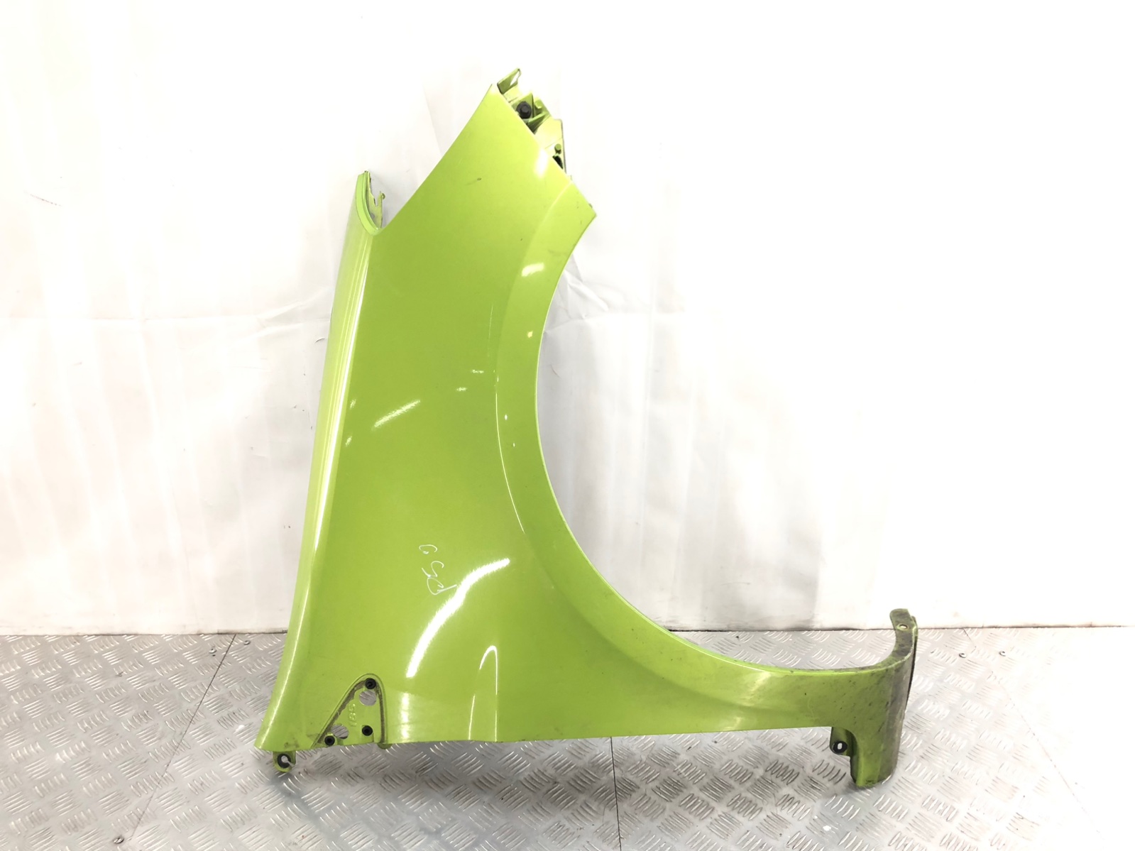 Крыло переднее правое бу для Renault Clio 1.2 i, 2011 г.