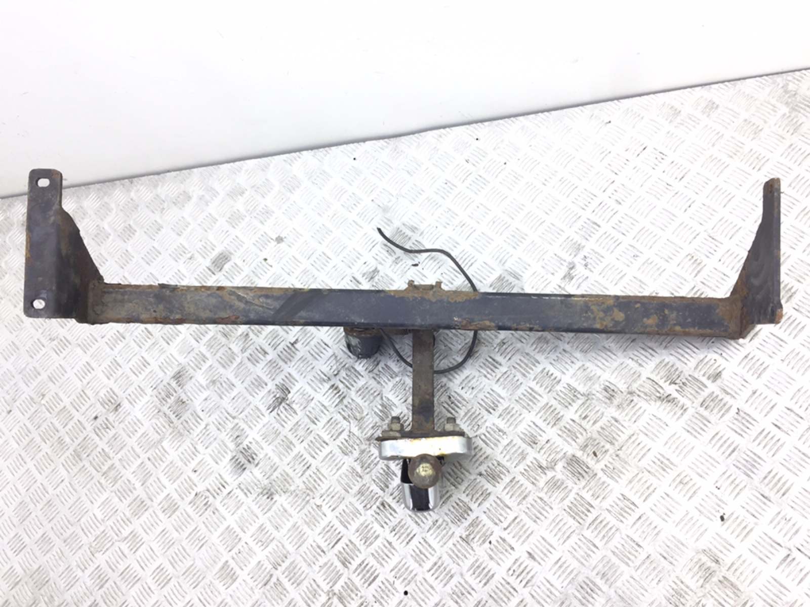 Прицепное устройство (фаркоп) бу для Hyundai i30 1.6 i, 2008 г. Прицепное устройство (фаркоп) бу для Hyundai i30 1.6 i, 2008 г.