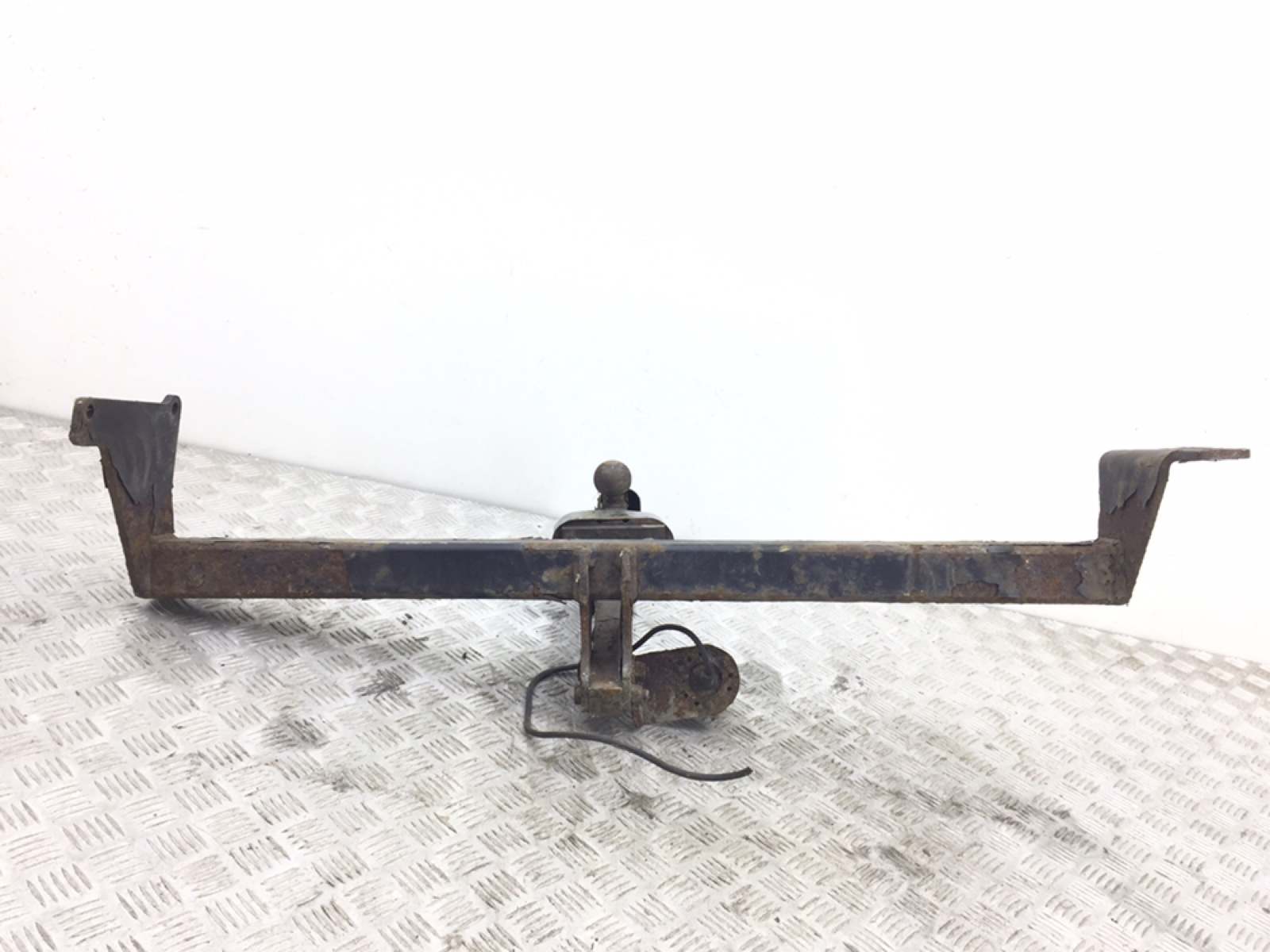 Прицепное устройство (фаркоп) бу для Hyundai i30 1.6 i, 2008 г. Прицепное устройство (фаркоп) бу для Hyundai i30 1.6 i, 2008 г.