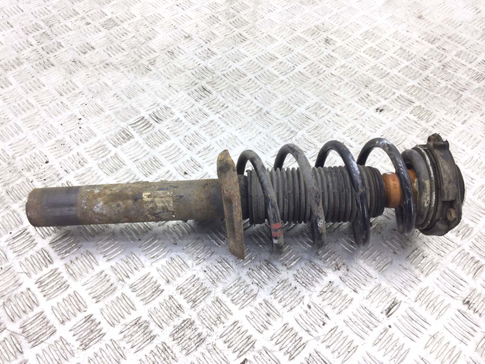 Стойка передняя левая бу для Audi A3 8P 2.0 FSI,  2004 г.