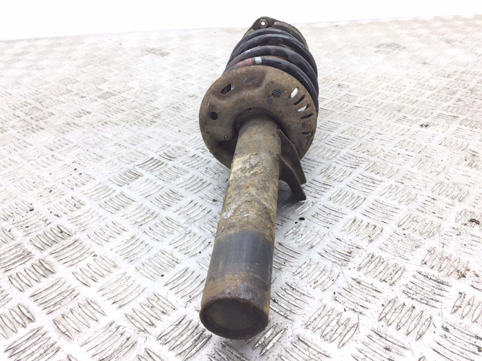 Стойка передняя левая бу для Audi A3 8P 2.0 FSI,  2004 г.