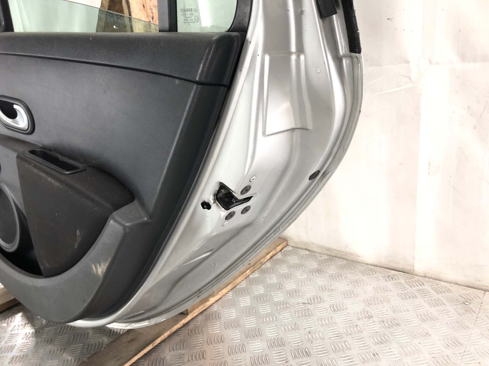Дверь задняя правая бу для Renault Clio  1.5 DCi,  2011 г.