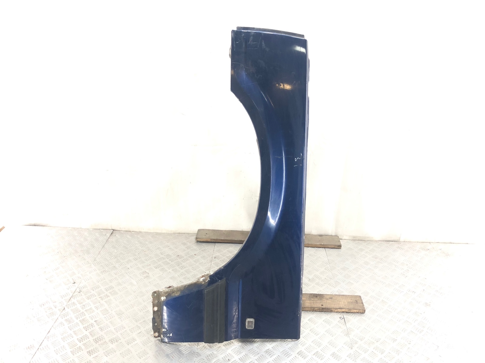 Крыло переднее левое бу для Land Rover Range Rover 2 2.5 TD, 1996 г.