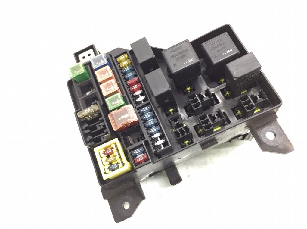 Блок предохранителей бу для Volvo S40  1.6 i,  2004 г.