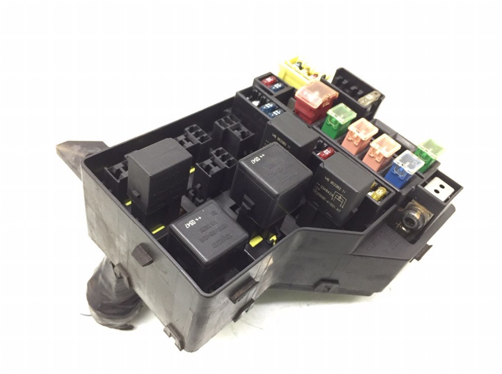 Блок предохранителей бу для Volvo S40  1.6 i,  2004 г.