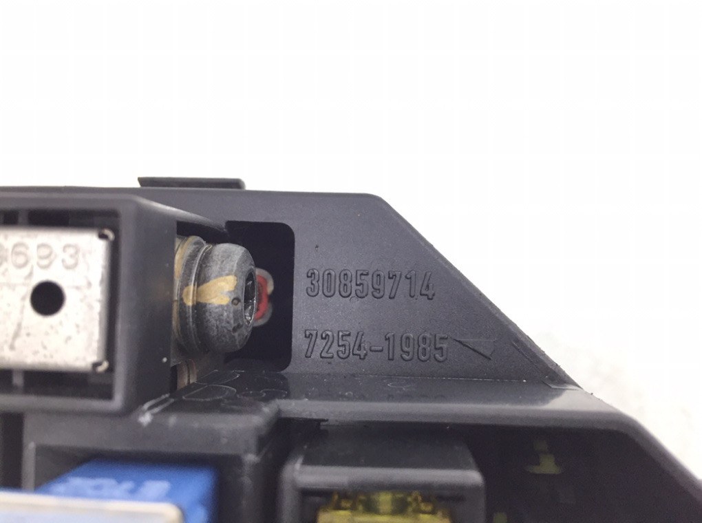 Блок предохранителей бу для Volvo S40  1.6 i,  2004 г.