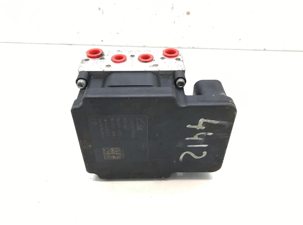Блок ABS бу для Toyota Yaris XP130 1.5 i,  2016 г.