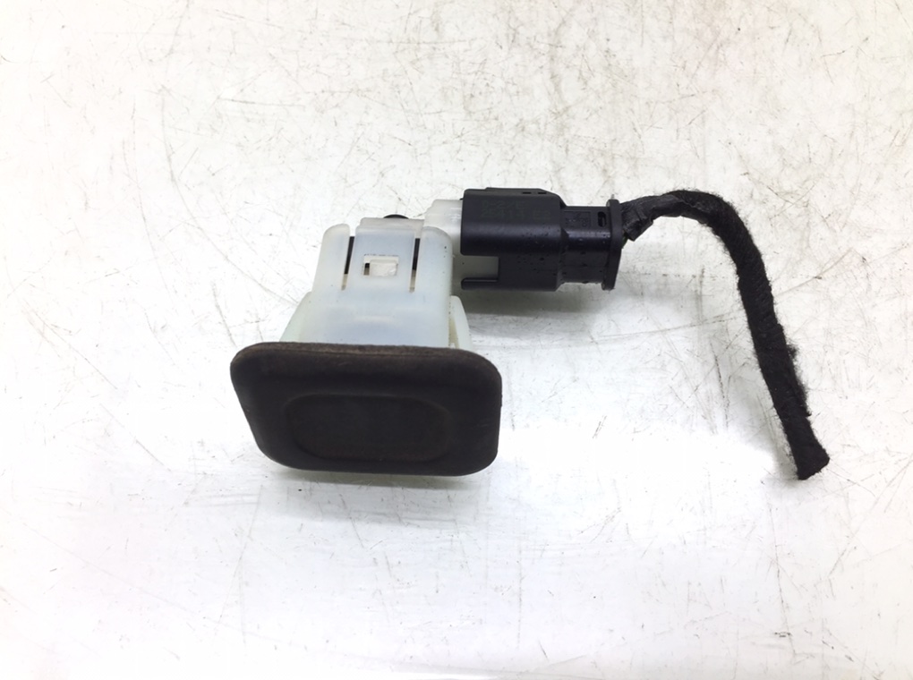 Кнопка открытия багажника бу для Citroen C4 Picasso  1.6 HDi,  2015 г.