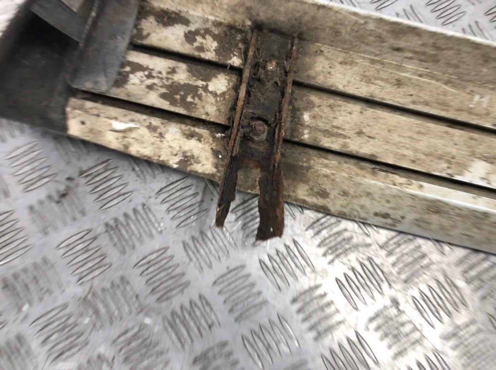 Подножка бу для Toyota RAV4  2.0 D-4D,  2003 г.