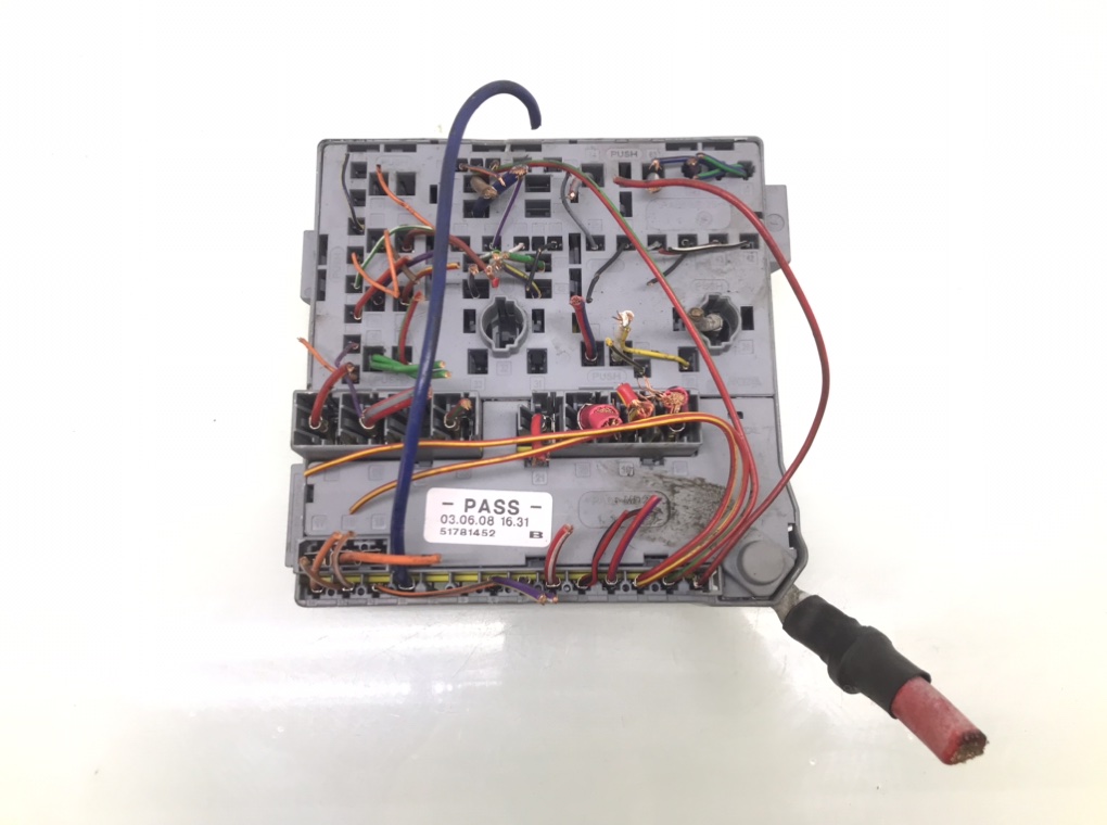 Блок предохранителей бу для Fiat 500 1.3 JTD, 2008 г. Блок предохранителей бу для Fiat 500 1.3 JTD, 2008 г.