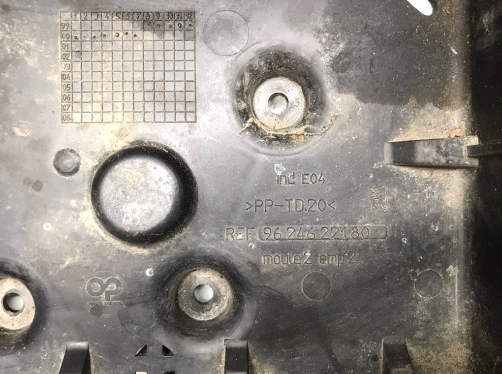 Полка аккумулятора бу для Peugeot 206  1.1 i,  2000 г.