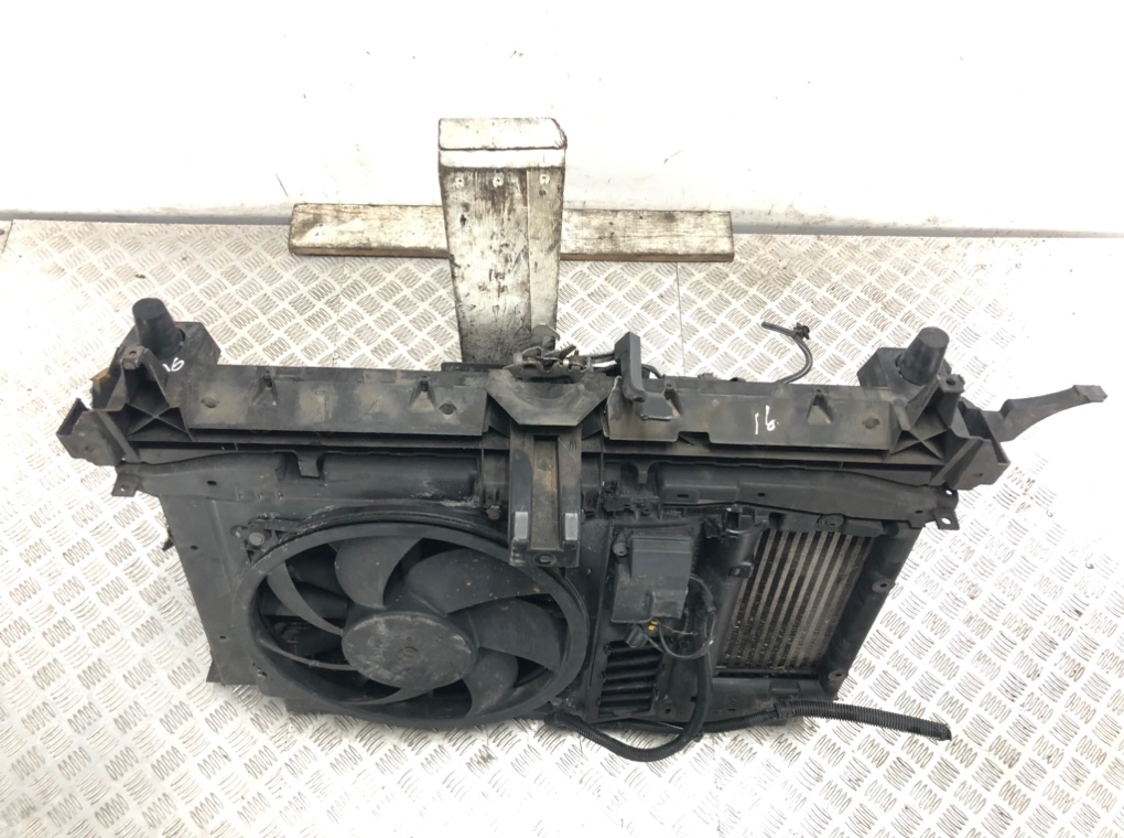 Панель передняя (телевизор) бу для Peugeot 3008  2.0 HDi,  2011 г.