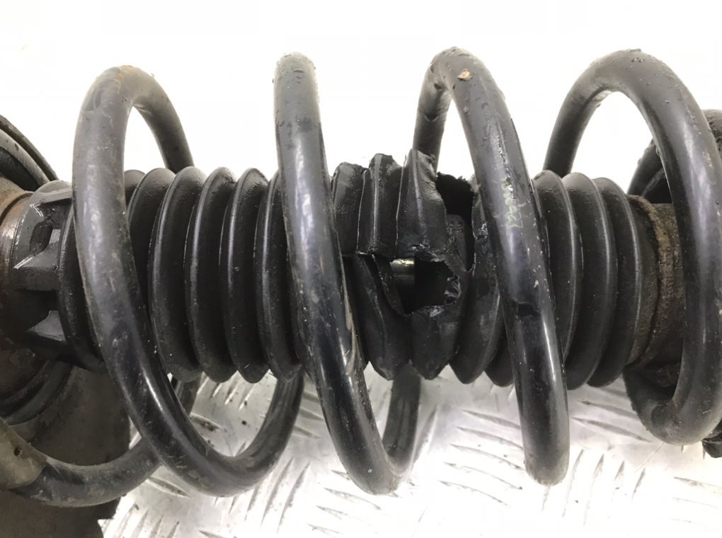 Стойка передняя правая бу для Peugeot 3008  1.6 HDi,  2009 г.