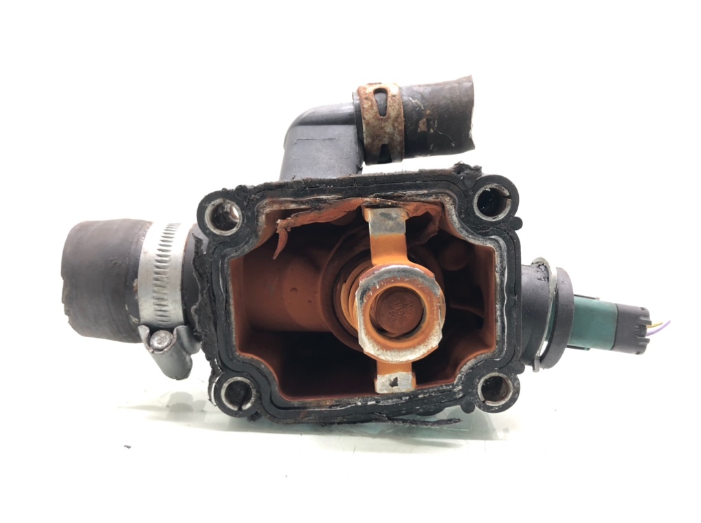 Корпус термостата бу для Peugeot 207  1.4 i,  2007 г.