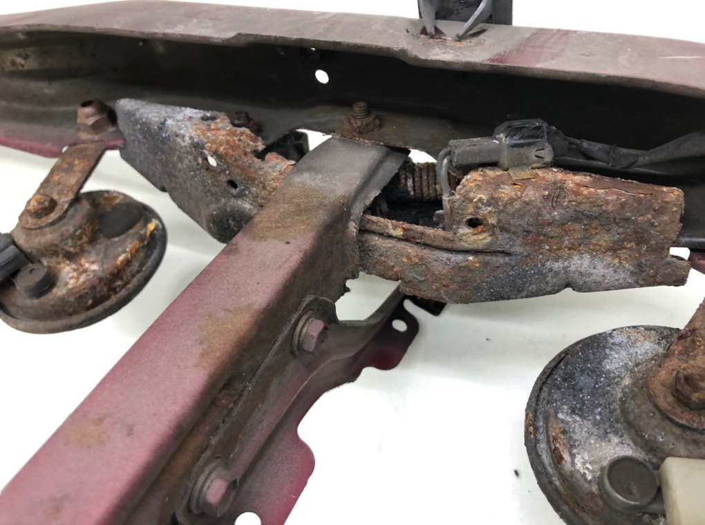 Планка под капот бу для Toyota Avensis  2.0 D-4D,  2005 г.