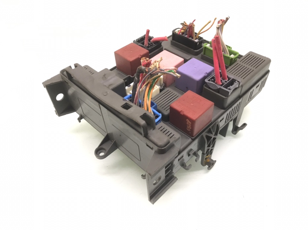 Блок предохранителей бу для Renault Laguna 2 2.0 i, 2007 г. Блок предохранителей бу для Renault Laguna 2 2.0 i, 2007 г.