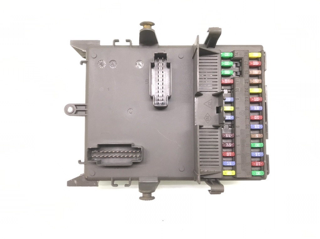 Блок предохранителей бу для Renault Laguna 2 2.0 i, 2007 г. Блок предохранителей бу для Renault Laguna 2 2.0 i, 2007 г.