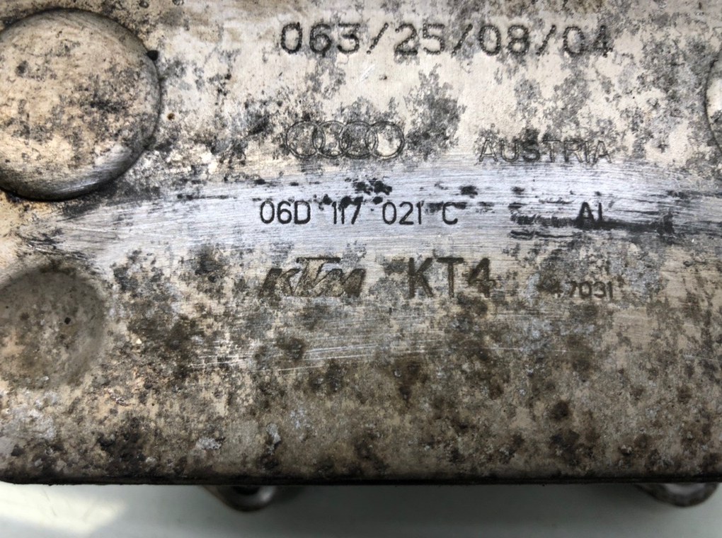 Радиатор масляный бу для Audi A3 8P 2.0 FSI,  2004 г.