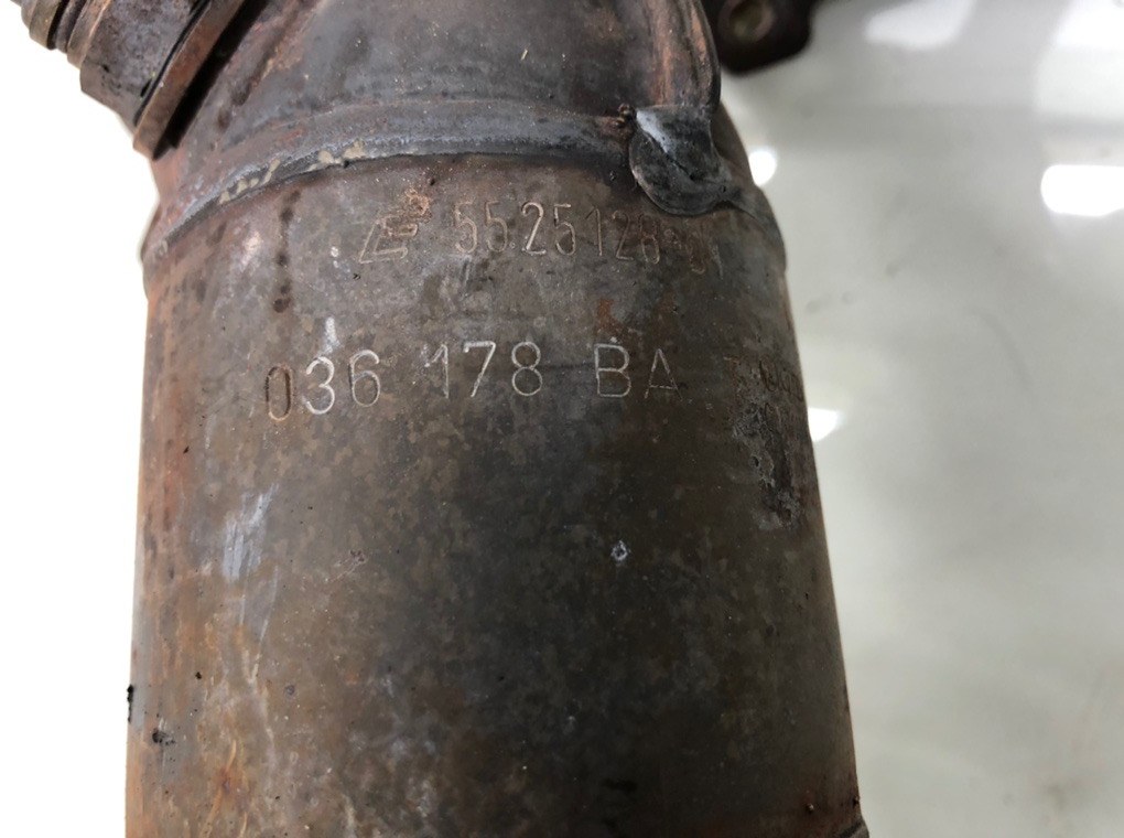 Коллектор выпускной бу для Volkswagen Bora  1.6 i,  2000 г.