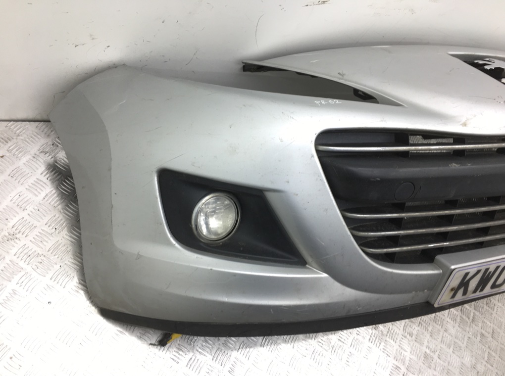 Бампер передний бу для Peugeot 207  1.4,  2009 г.