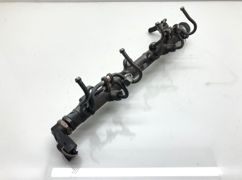 Топливная рампа бу для BMW 1 E87/E81/E82/E88 2.0 TD,  2005 г.