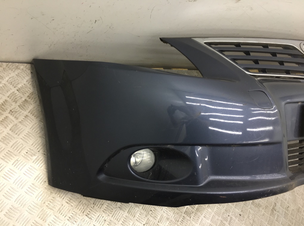 Бампер передний бу для Toyota Avensis  1.8 i,  2010 г.
