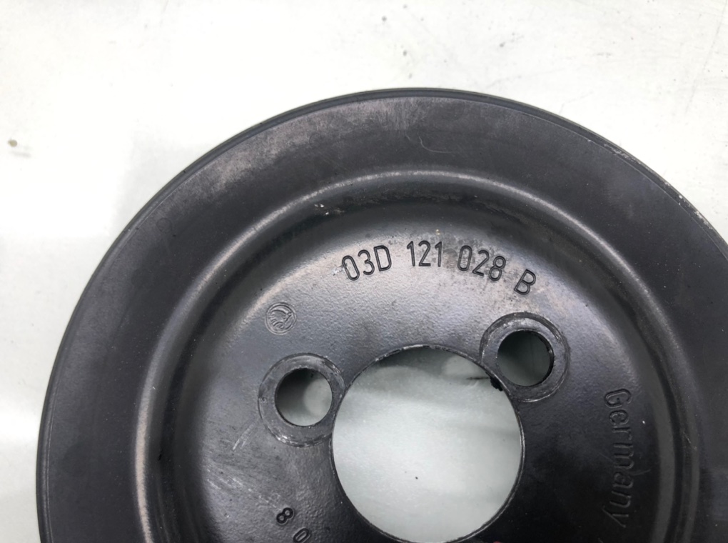 Шкив помпы бу для Volkswagen Golf 5 1.6 FSI,  2008 г.