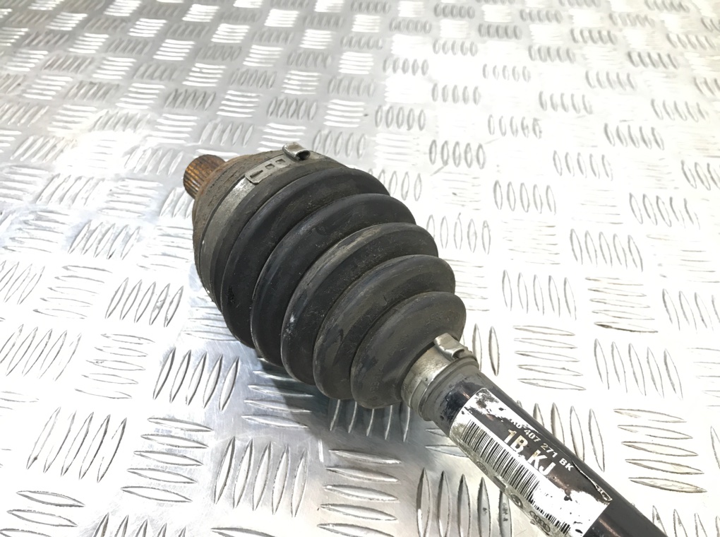 Полуось передняя левая (приводной вал, ШРУС) бу для Volkswagen Caddy 2.0 SDi, 2010 г. Полуось передняя левая (приводной вал, ШРУС) бу для Volkswagen Caddy 2.0 SDi, 2010 г.