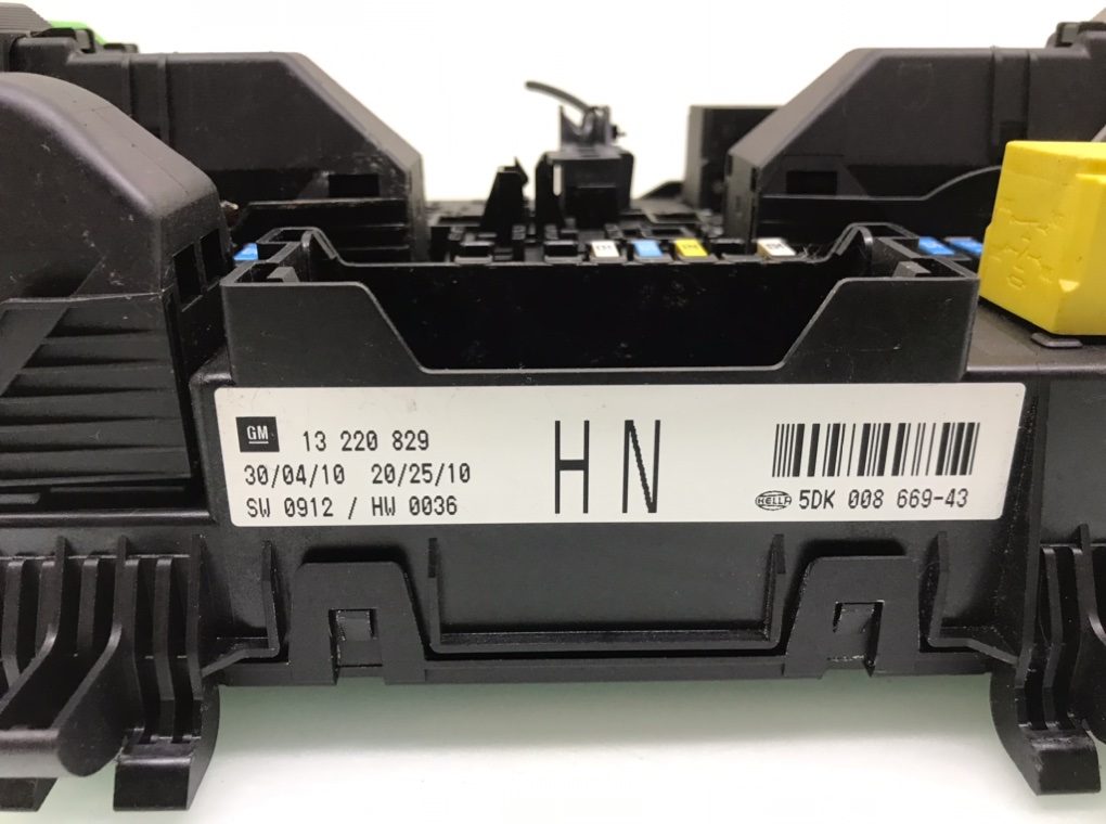 Блок предохранителей бу для Opel Zafira B 1.9 CDTi,  2010 г.