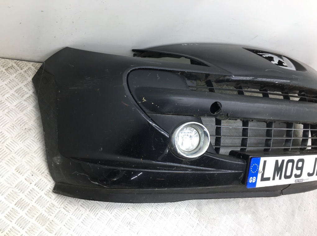 Бампер передний бу для Peugeot 207  1.4 i,  2009 г.