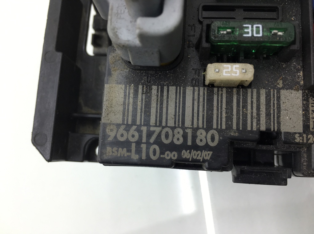 Блок предохранителей бу для Peugeot 207  1.6 i,  2007 г.