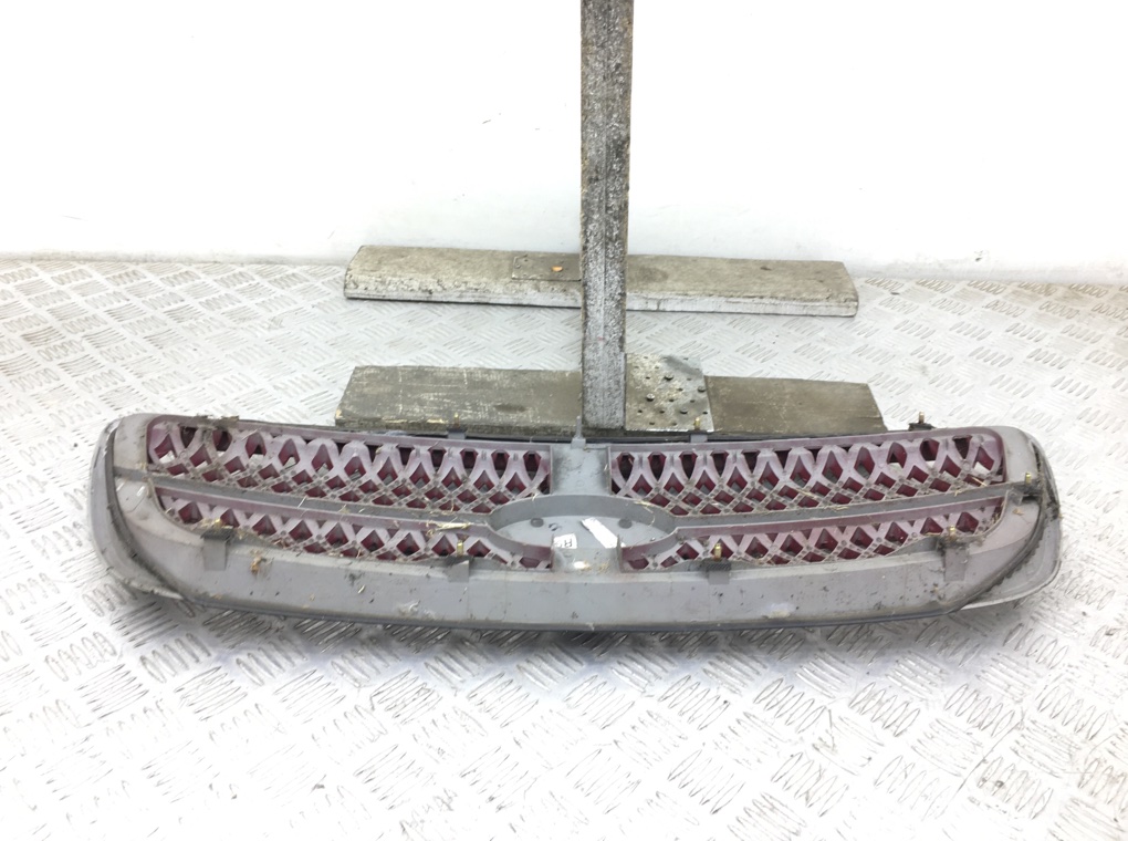 Решетка радиатора бу для Kia Carnival  2.9 CRDi,  2005 г.