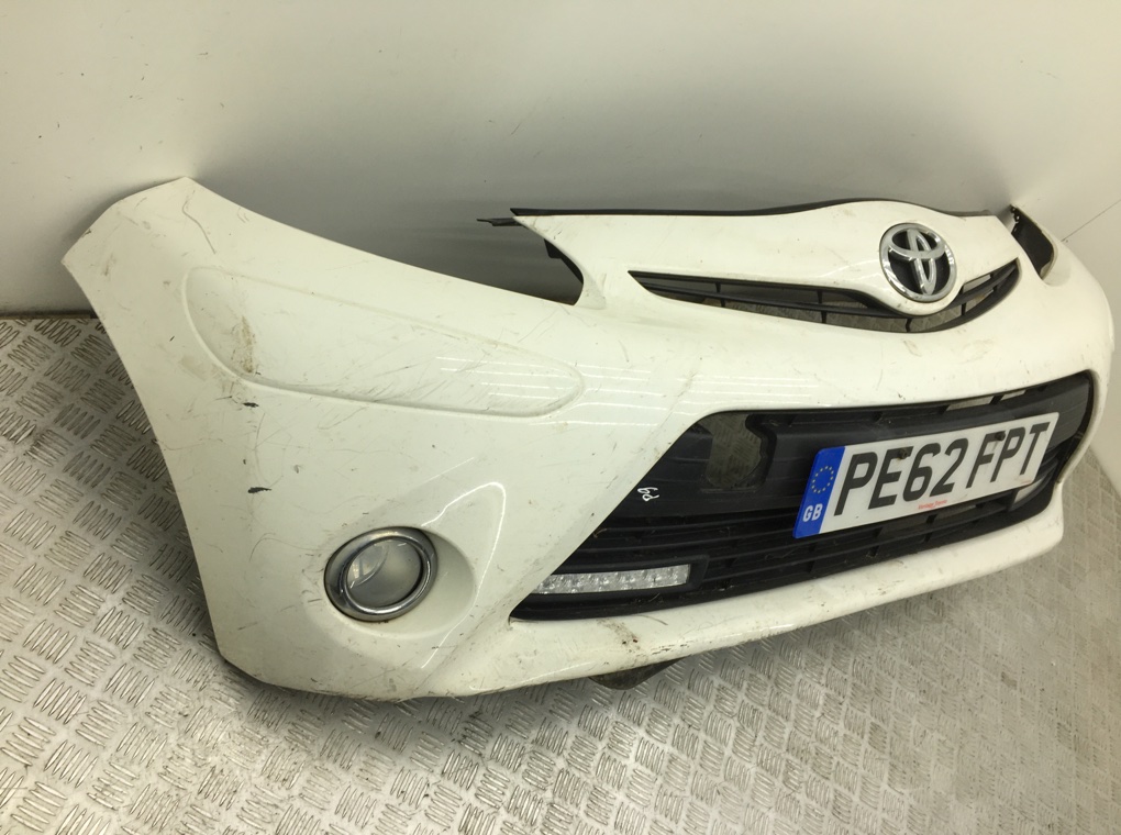 Бампер передний бу для Toyota Aygo  1.0 i,  2012 г.