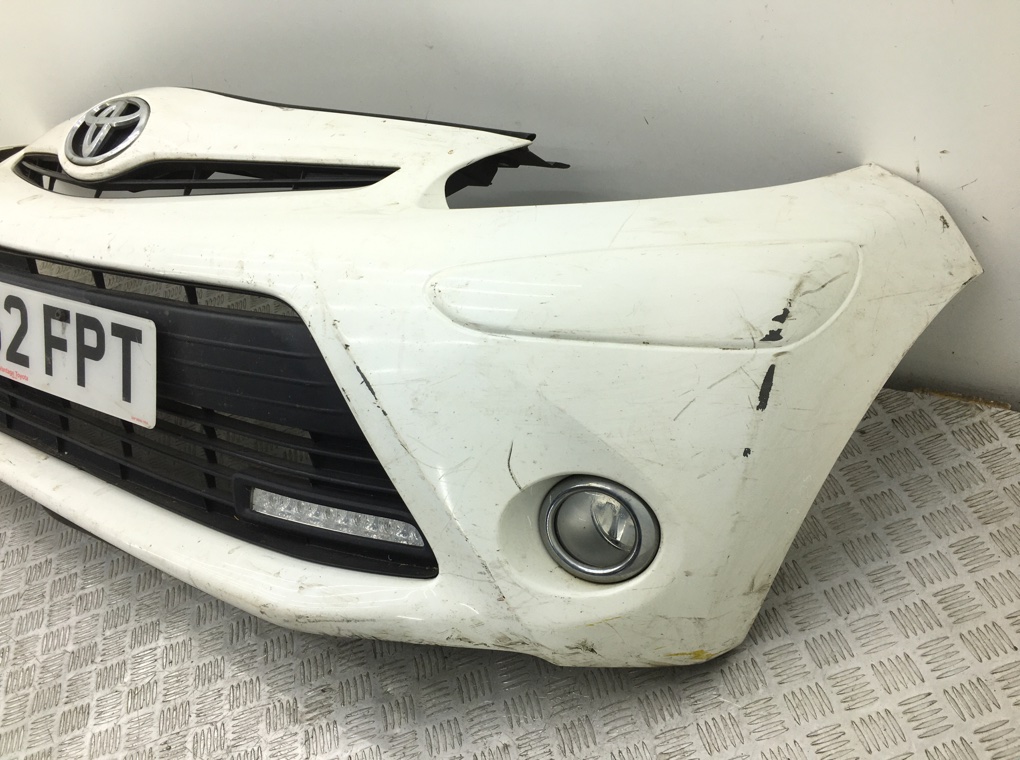 Бампер передний бу для Toyota Aygo  1.0 i,  2012 г.