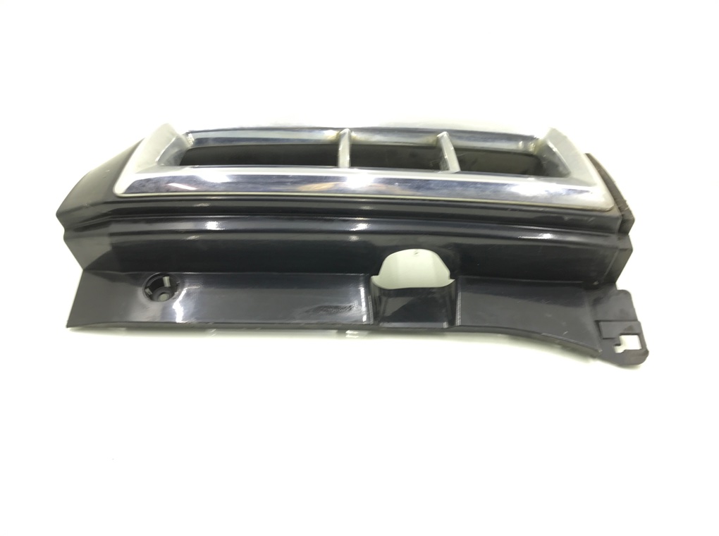 Накладка под фонарь правый бу для Nissan Elgrand  3.5 i,  2003 г.