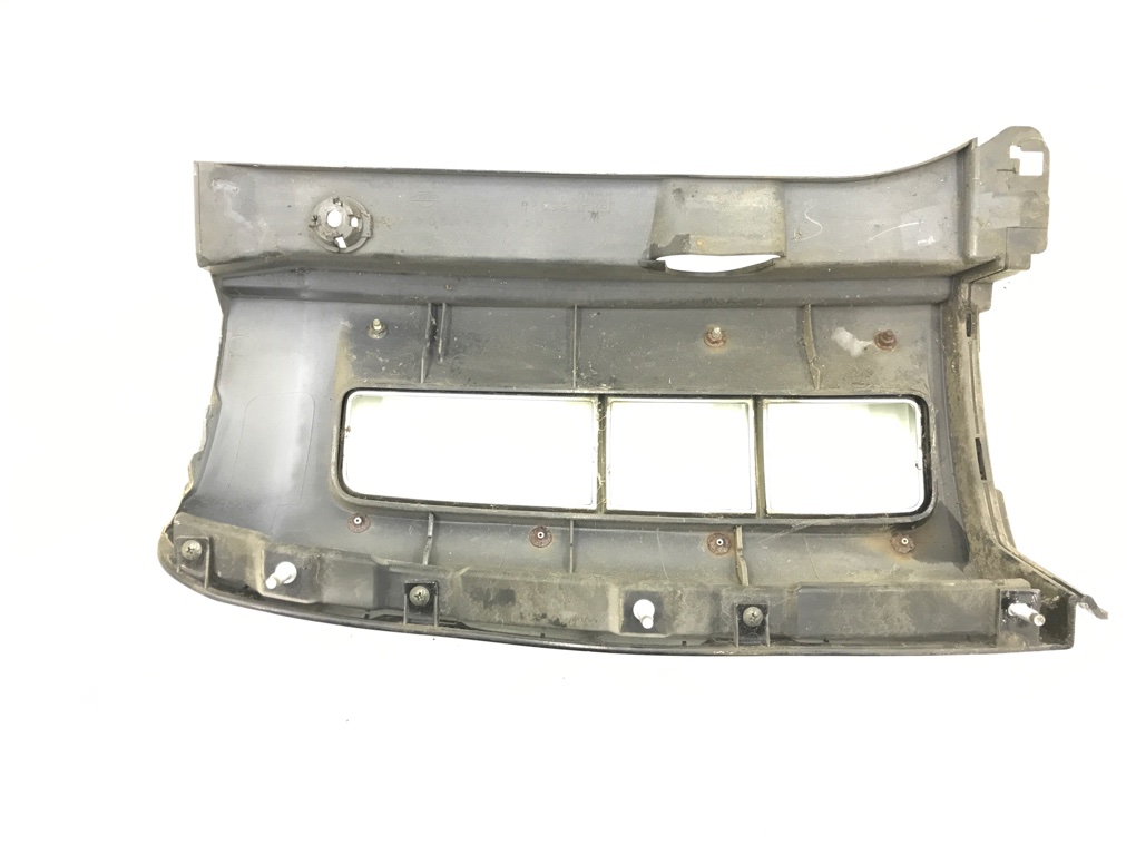 Накладка под фонарь правый бу для Nissan Elgrand  3.5 i,  2003 г.