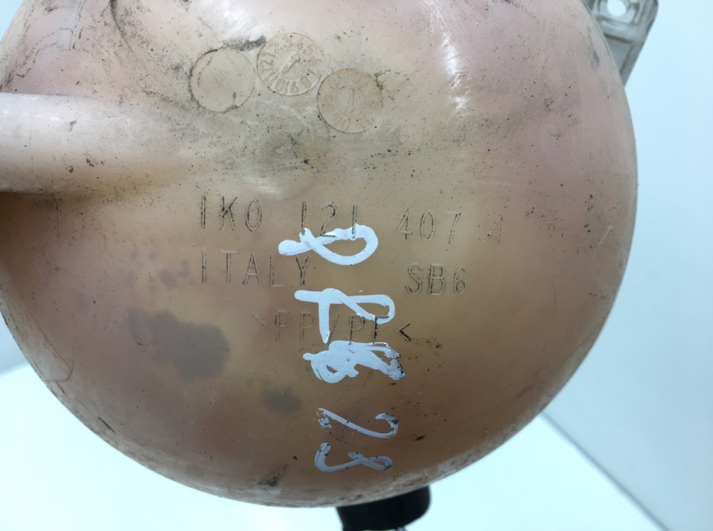 Бачок расширительный бу для Volkswagen Golf 5 2.0 TDi,  2004 г.