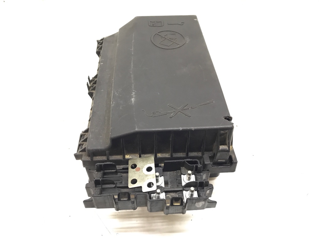 Блок предохранителей бу для Opel Astra J 2.0 CDTi, 2011 г. Блок предохранителей бу для Opel Astra J 2.0 CDTi, 2011 г.