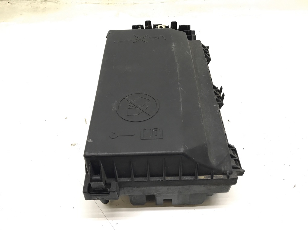 Блок предохранителей бу для Opel Astra J 2.0 CDTi, 2011 г. Блок предохранителей бу для Opel Astra J 2.0 CDTi, 2011 г.