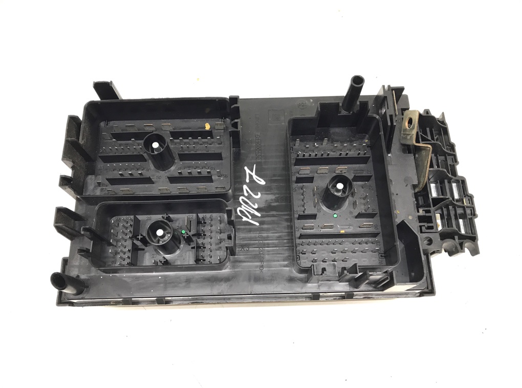 Блок предохранителей бу для Opel Astra J 2.0 CDTi, 2011 г. Блок предохранителей бу для Opel Astra J 2.0 CDTi, 2011 г.