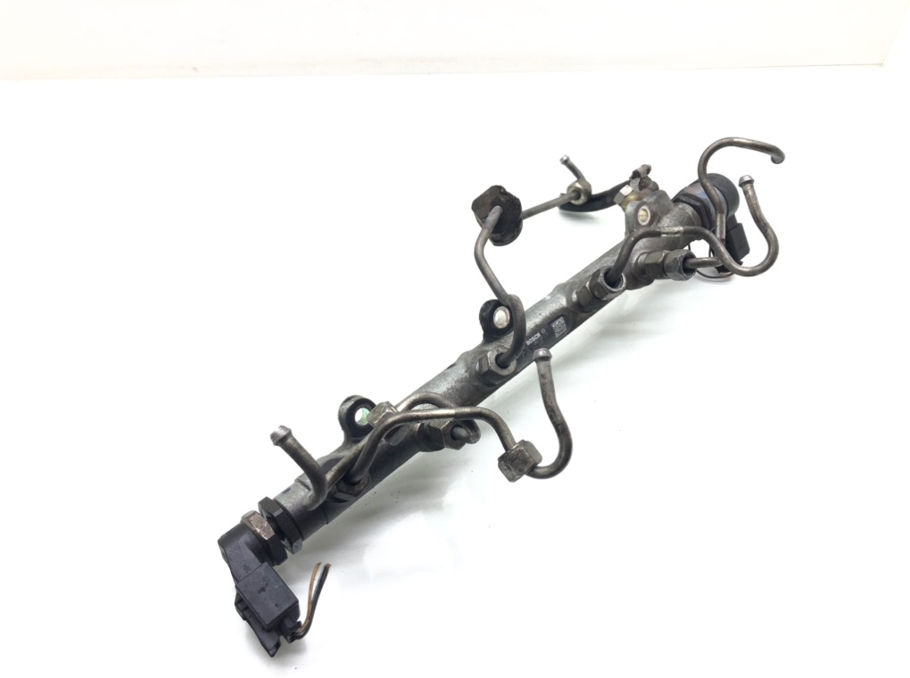 Топливная рампа бу для BMW 1 E87/E81/E82/E88 2.0 TD,  2005 г.