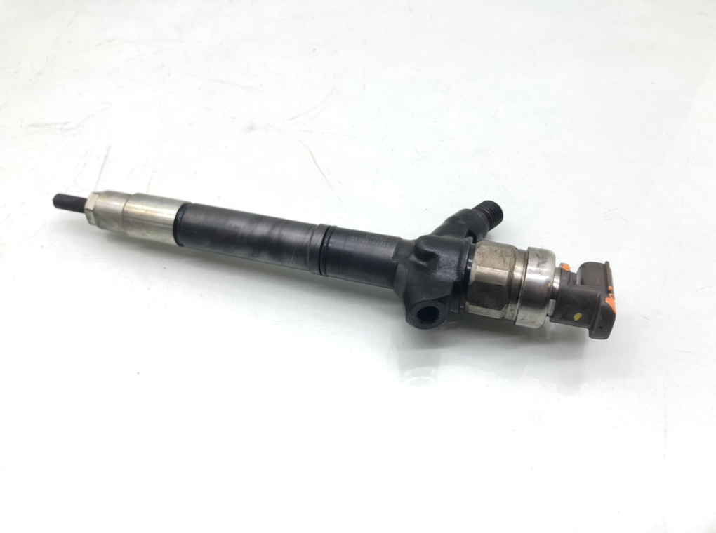 Форсунка бу для Toyota Avensis  2.0 D-4D,  2006 г.